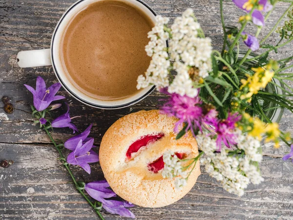 Egy Csésze Forró Aromás Kávét Egy Gyönyörű Virágot Közelkép Felülről — Stock Fotó