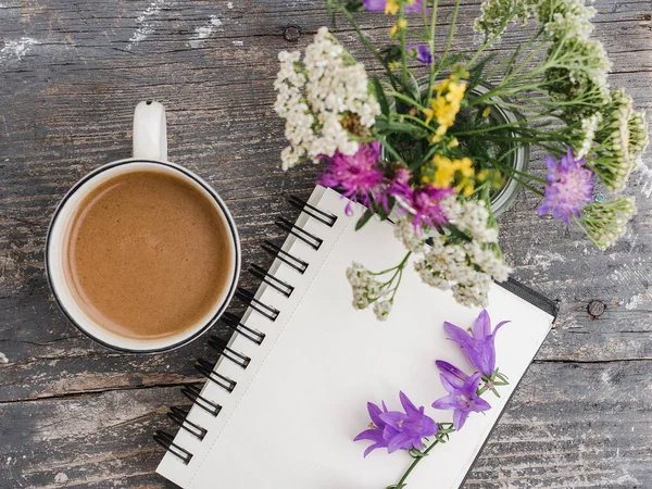 Virágzó Egy Csésze Forró Aromás Kávé Egy Gyönyörű Virág Közelkép — Stock Fotó