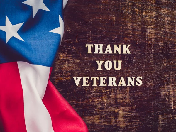 Teşekkürler Gaziler. Tebrik ederim. Yakın çekim, yukarıdan görüş. Ulusal tatil konsepti. Ailen, akrabaların, arkadaşların ve meslektaşların için tebrikler.