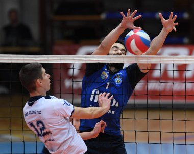 Kaposvar, Macaristan 29 Kasım 2018: Jozsef Nagy Kaposvar (mavi) ve Mav Elore (beyaz.) Sportcsarnok Kaposvar arasında Macar Ulusal Kupası voleybol oyun baloda engellendi..