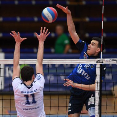 Kaposvar, Macaristan 29 Kasım 2018: Kristof Horvath (mavi 12) eylem Kaposvar (mavi) ve Mav Elore (beyaz.) Sportcsarnok Kaposvar arasında Macar Ulusal Kupası voleybol maçında.
