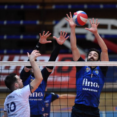 Kaposvar, Macaristan 29 Kasım 2018: Jozsef Nagy (mavi 1) eylem Kaposvar (mavi) ve Mav Elore (beyaz.) Sportcsarnok Kaposvar arasında Macar Ulusal Kupası voleybol maçında.