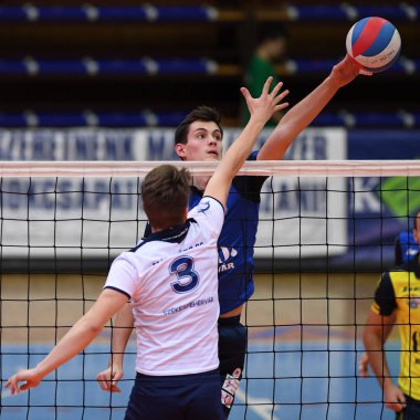 Kaposvar, Macaristan 29 Kasım 2018: Kaposvar (mavi) ve Mav Elore (beyaz.) Sportcsarnok Kaposvar arasında Macar Ulusal Kupası voleybol oyun eylem Akos Kalmar (mavili).