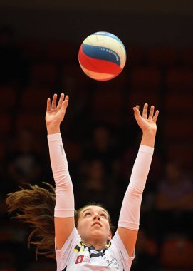 Kaposvar, Macaristan 2 Aralık 2018: Viktoria Kalmar Kaposvar (beyaz) ve Palota Vsn (mavi) Sportcsarnok Kaposvar arasında Macar Ulusal Şampiyonası voleybol maçında Top Mesajlar.