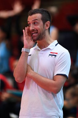 Budapeşte, Macaristan 23 Ağustos 2019: Daniele Santarelli (Hırvat baş antrenörü), Hırvatistan (kırmızı) Azerbaycan (mavi) 2019 Cev Voleybol Avrupa Kadınlar Voleybol Şampiyonası bayanlar voleybol maçı.