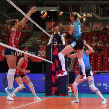 Budapeşte, Macaristan 23 Ağustos 2019: Ayshan Abdulazimova (6), Hırvatistan (kırmızı) Azerbaycan (mavi) 2019 Cev Voleybol Kadınlar Voleybol Şampiyonası bayanlar voleybol maçında topa vuruyor.