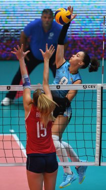Budapeşte, Macaristan 23 Ağustos 2019: Yelyzaveta Samadova (8), Hırvatistan (kırmızı) Azerbaycan (mavi) 2019 Cev Voleybol Kadınlar Voleybol Şampiyonası bayanlar voleybol maçında topa vuruyor.