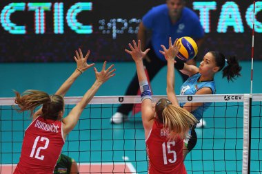 Budapeşte, Macaristan 23 Ağustos 2019: Yelyzaveta Samadova (8), Hırvatistan (kırmızı) Azerbaycan (mavi) 2019 Cev Voleybol Kadınlar Voleybol Şampiyonası bayanlar voleybol maçında topa vuruyor.