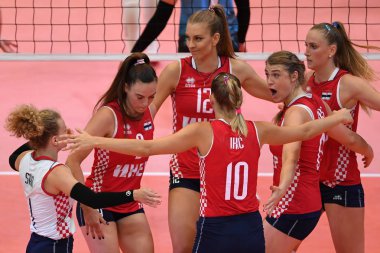Budapeşte, Macaristan 23 Ağustos 2019: Hırvat oyuncular, Hırvatistan (kırmızı) Azerbaycan (mavi) 2019 Cev Voleybol Kadınlar Voleybol Şampiyonası bayanlar voleybol maçını kutladılar.