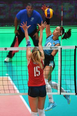 Budapeşte, Macaristan 23 Ağustos 2019: Yelyzaveta Samadova (8), Hırvatistan (kırmızı) Azerbaycan (mavi) 2019 Cev Voleybol Kadınlar Voleybol Şampiyonası bayanlar voleybol maçında topa vuruyor.