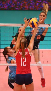 Budapeşte, Macaristan 23 Ağustos 2019: Beta Dumanciç (kırmızı), Hırvatistan (kırmızı) Azerbaycan (mavi) 2019 Cev Voleybol Kadınlar Voleybol Şampiyonası bayanlar voleybol maçında topu atıyor.