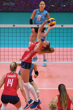 Budapeşte, Macaristan 23 Ağustos 2019: Bernarda Brciç (15), Hırvatistan (kırmızı) Azerbaycan (mavi) 2019 Cev Voleybol Kadınlar Voleybol Şampiyonası bayanlar voleybol maçında topu atıyor.