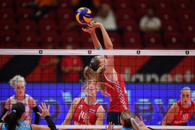 Budapeşte, Macaristan 23 Ağustos 2019: Bernarda Brciç (15), Hırvatistan (kırmızı) Azerbaycan (mavi) 2019 Cev Voleybol Kadınlar Voleybol Şampiyonası bayanlar voleybol maçında topu atıyor.
