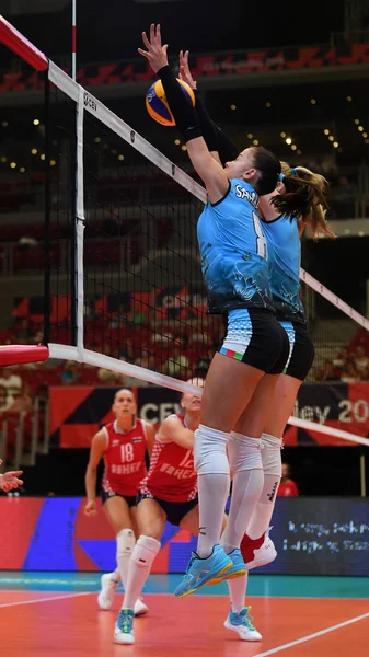 Budapeşte, Macaristan 23 Ağustos 2019: Yelyzaveta Samadova (8), Hırvatistan (kırmızı) Azerbaycan (mavi) 2019 Cev Voleybol Kadınlar Voleybol Şampiyonası bayanlar voleybol maçında topu blokladı.