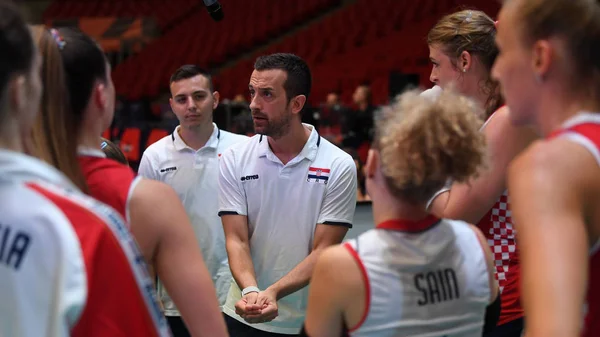 2019年8月23日 匈牙利布达佩斯 Daniele Santarelli 克罗地亚主教练 在克罗地亚 阿塞拜疆 2019年Cev欧洲排球锦标赛女子排球赛上向球员们解释了情况 — 图库照片