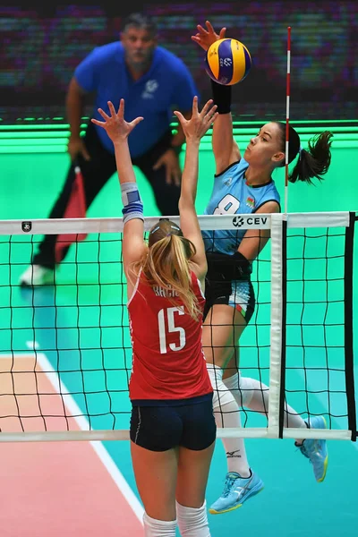 Budapeşte, Macaristan 23 Ağustos 2019: Yelyzaveta Samadova (8), Hırvatistan (kırmızı) Azerbaycan (mavi) 2019 Cev Voleybol Kadınlar Voleybol Şampiyonası bayanlar voleybol maçında topa vuruyor.