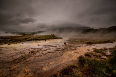 Geysers kaplıcalar Geysir ve Strokkur yakın Haukadalur Vadisi. İzlanda, 22 Temmuz 2016