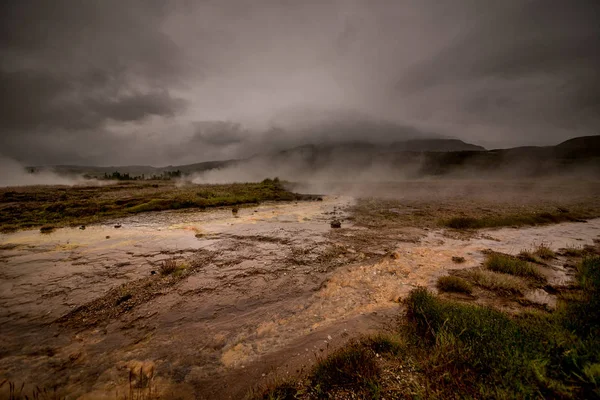 Geysers kaplıcalar Geysir ve Strokkur yakın Haukadalur Vadisi. İzlanda, 22 Temmuz 2016