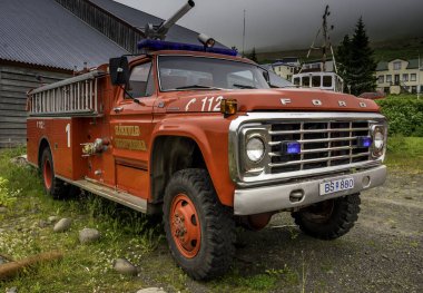 Siglo kuzey köy kırmızı ateş kamyonda. İzlanda Temmuz 2016