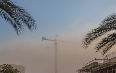 İnşaat Vinç puslu bir gökyüzü arka planı. İsrail'in yaz.