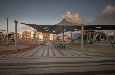 Ashkelon yeni yerleşim bölgesinde çocuklar için bir oyun alanı. İsrail.