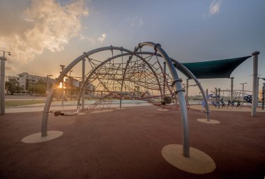 Ashkelon yeni yerleşim bölgesinde çocuklar için bir oyun alanı. İsrail.