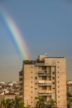 Gökkuşağı mavi gökyüzü. Yağmurdan önce. Cityscape.