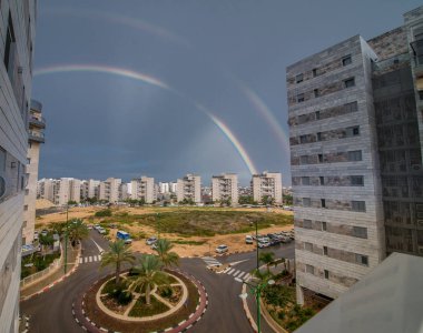 Gökkuşağı mavi gökyüzü. Yağmurdan önce. Cityscape.