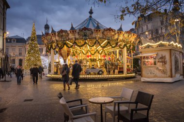 Festively sokaklar ve meydanlar Troyes dekore edilmiştir. Fransa 10 Aralık 2018