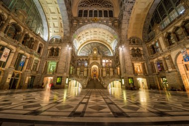 Tren istasyonu inşa. Belçika Antwerp Ekim 2018