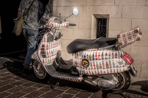 Güzel boyalı motosiklet Belçikalı bira. Belçika Bruges Ekim 16, 2018