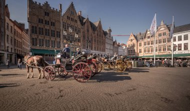 Grote Markt Bruges ortaçağ şehir meydanında. Belçika 16 Ekim 2018