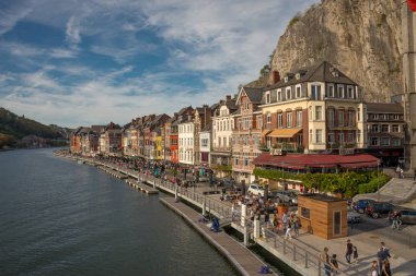 Meuse Nehri üzerindeki Namur eyaletinin Küçük Belçika kasabası Dinan. Belçika 14 Ekim 2018