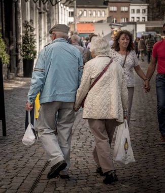 Yaşlı insanlar kendi gününü piyasada harcayacak. Mechelen antik kenti. Belçika 13 Ekim 2018. Cityscape.