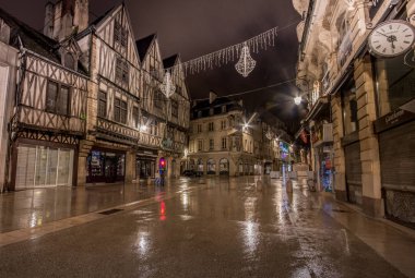 Dijon, Burgundy eyaletinin ana şehridir. Fransa Aralık 2018 . Yağmurdan sonra