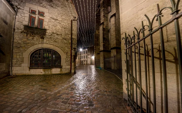 Dijon, Burgundy eyaletinin ana şehridir. Fransa Aralık 2018 . Yağmurdan sonra