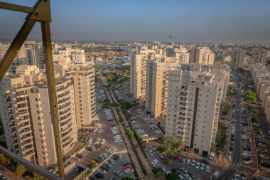 Şehrin üzerinde gün batımı. Ashkelon yeni inşaat. İsrail Orta Doğu Haziran 2019