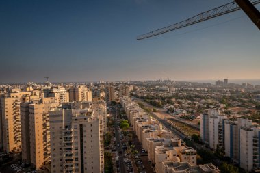 Şehrin üzerinde gün batımı. Ashkelon yeni inşaat. İsrail Orta Doğu Haziran 2019