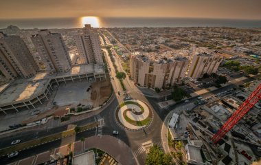 Şehrin üzerinde gün batımı. Ashkelon yeni inşaat. İsrail Orta Doğu Haziran 2019