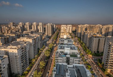 Şehrin üzerinde gün batımı. Ashkelon yeni inşaat. İsrail Orta Doğu Haziran 2019