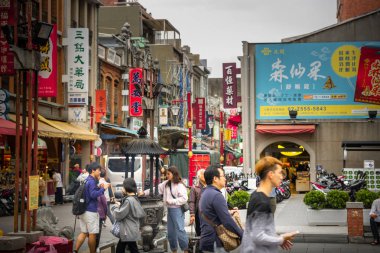 Cityscape ve Taipei sakinleri. Tayvan Mart 2019.
