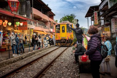 Yeni Taipei, Taiwa -Mart 16, 2019 Shifen Tren İstasyonu, Pingxi demiryolu yolunda Sky Lantern Başlatılması Turistler. Her yıl 6 milyondan fazla ziyaretçi çekiyor