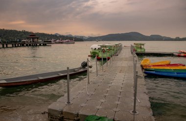Nantou, Tayvan - 18 Mart. Bu, 18 Mart 2019 'da Nantou şehrinde popüler bir turizm merkezi olan Moon Sun Gölü' ndeki rıhtımın iskelesi ve diğer binaları ile birlikte limanın bir görüntüsü.