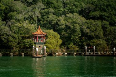 Nantou, Tayvan - 18 Mart. Bu, 18 Mart 2019 'da Nantou şehrinde popüler bir turizm merkezi olan Moon Sun Gölü' ndeki rıhtımın iskelesi ve diğer binaları ile birlikte limanın bir görüntüsü.