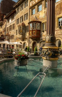 STEIN am RHEIN, SWitzERLAND Temmuz 2019: Sıcak, güneşli bir yaz gününde mavi gökyüzü, Schaffhausen kantonundaki bir Avrupa şehrinin merkezindeki bir caddede ortaçağ binaları.