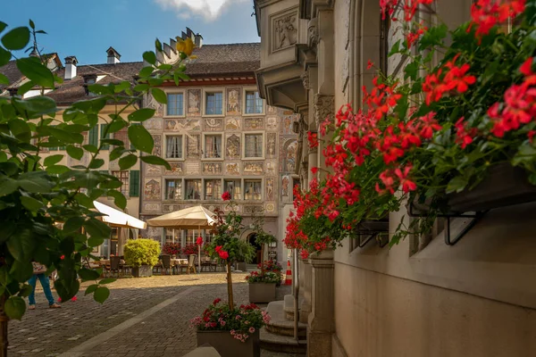 スイスのシュタイン ライン2019年7月 ヨーロッパの都市の中心に位置する中世の建物 シャフハウゼン 暖かい晴れた夏の日に青空 — ストック写真