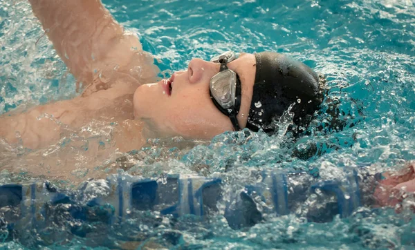 Yüzme ile meşgul olan ve eğitim için havuz binasında bulunan bir çocuğun portresi. İsrail Ashkelon 1 Haziran 2020