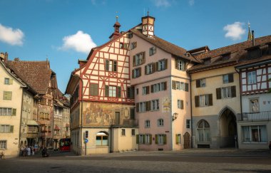 STEIN am RHEIN, SWitzERLAND Temmuz 2019: Sıcak, güneşli bir yaz gününde mavi gökyüzü, Schaffhausen kantonundaki bir Avrupa şehrinin merkezindeki bir caddede ortaçağ binaları.