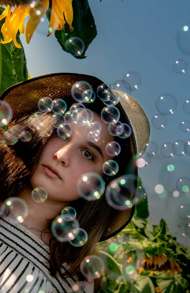 Ritratto Una Bella Ragazza Con Cappello Campo Girasoli Israele Giugno — Foto Stock