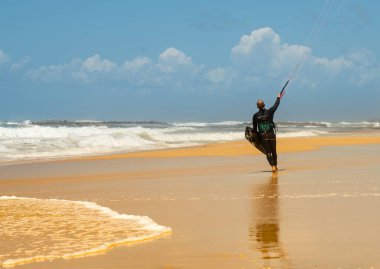 Uçurtma. Bir adam uçurtmayla spora gider. İsrail Ashkelon Mayıs 2020
